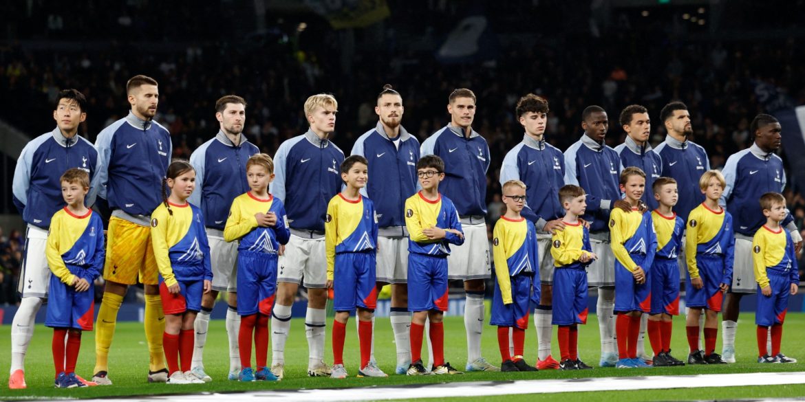 "Special" Tottenham forward spotted at another club amid talks to leave