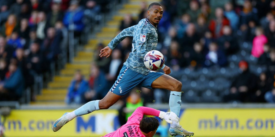 Sunderland in talks over deal to sign £13m striker after Isidor nightmare